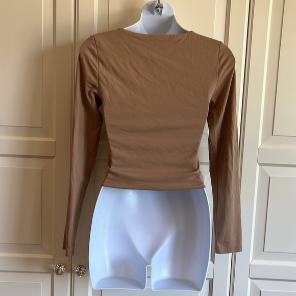 Aritzia Babaton Contour scoop neck long sleeve Tan Size Medium - Picture 4 of 10